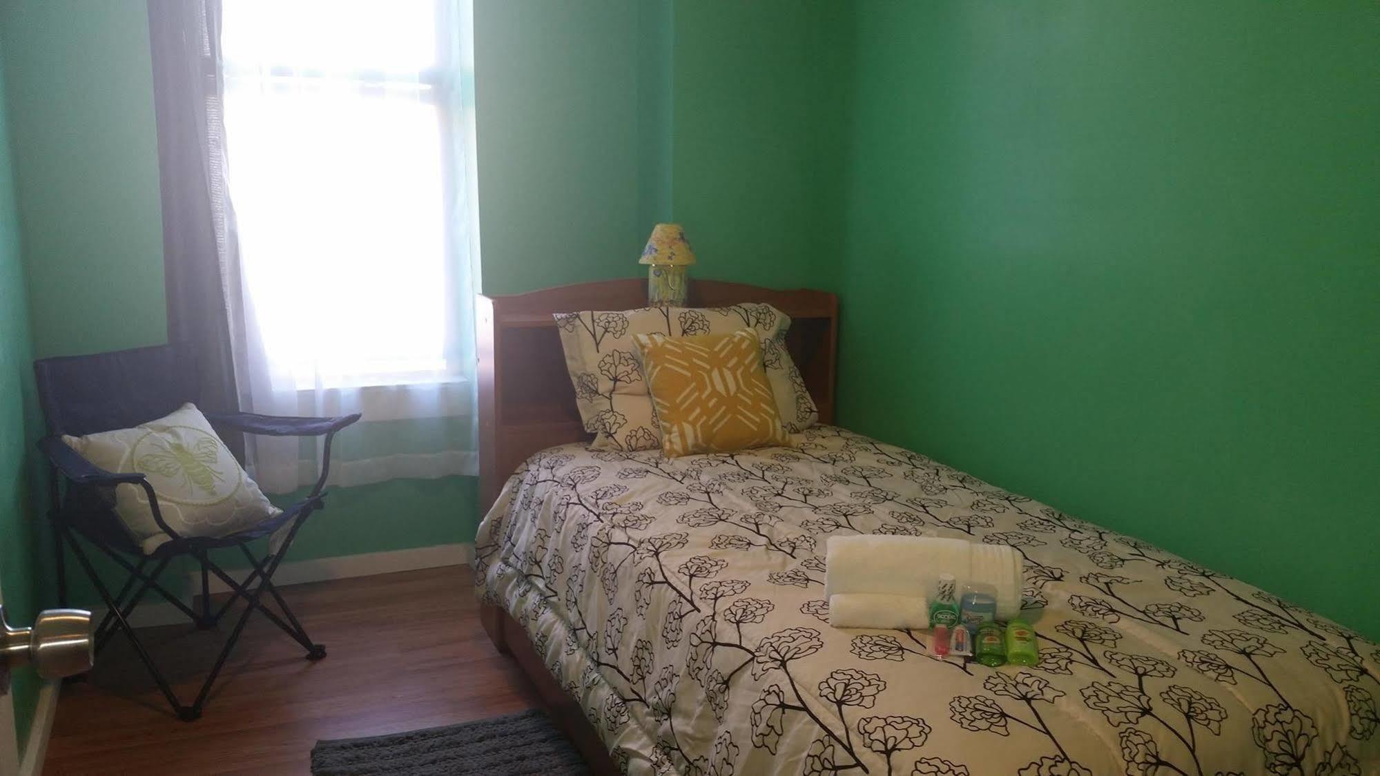 Oyo Bed And Breakfast New York Exterior photo